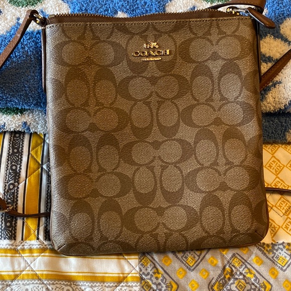 Coach Signature crossbody - Picture 1 of 5